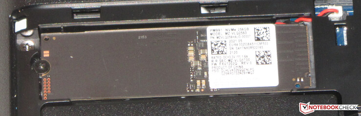 一个NVMe SSD作为系统驱动器。