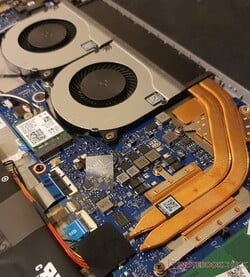 配备 RTX 显卡的办公笔记本电脑内有两个风扇和两根热管
