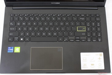 与其他VivoBook笔记本电脑类似的按键布局和字体。键盘背光灯有三个亮度级别