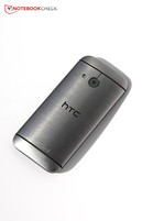 由于4.3寸的大小和弧线形的机背设计，HTC的One Mini 2的握持手感很好。