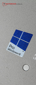 它预装了Windows 8专业版，不过也可以随时改装Windows 7。