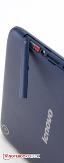 microSD卡槽在一个保护盖的底下。