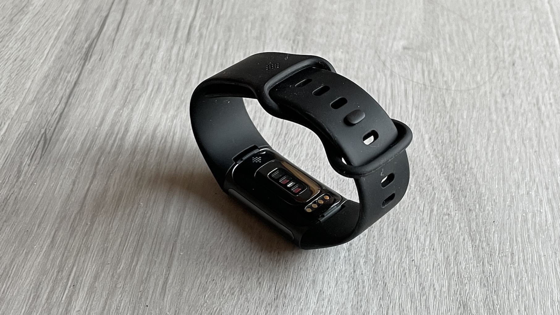 Fitbit Charge 5智能手表回顾。健身追踪器的许多健康功能，终于有了 
