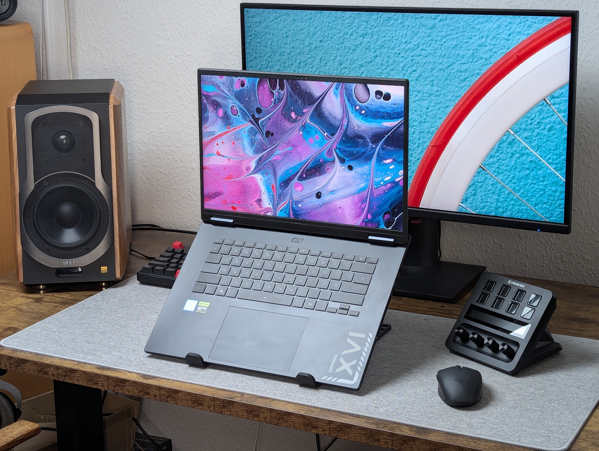 桌上的技嘉游戏机 A16 Pro