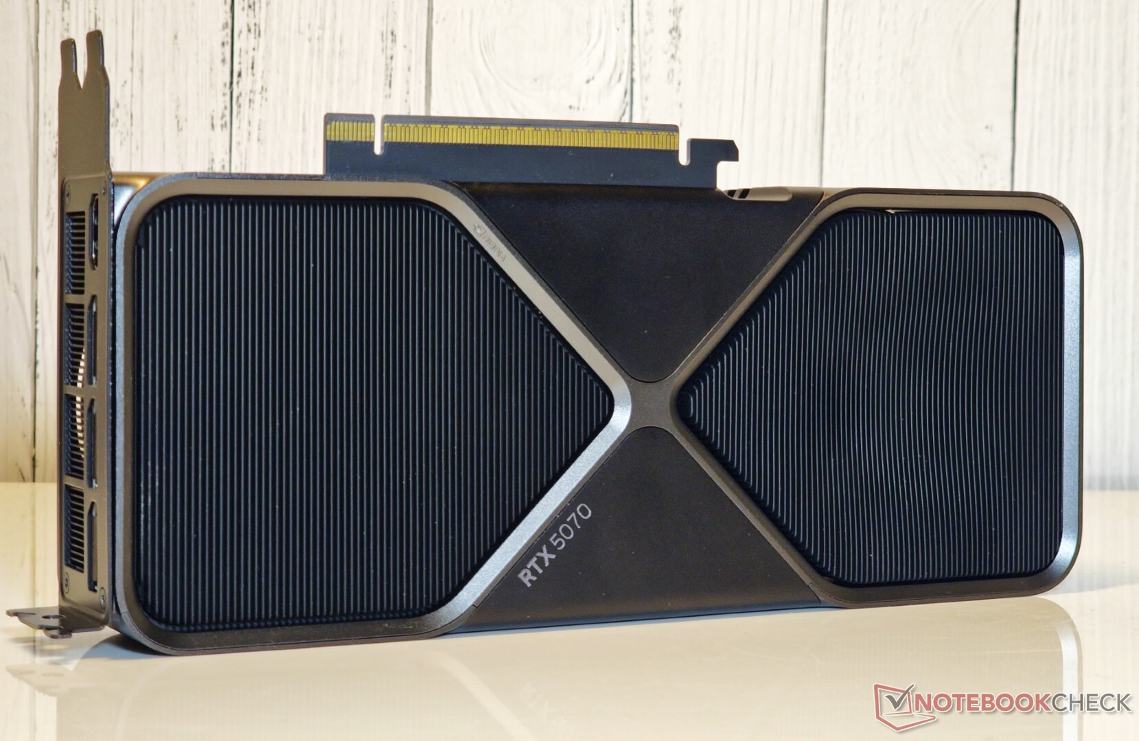 NvidiaGeForce RTX 5070 Founders Edition 评论：549 美元的黑