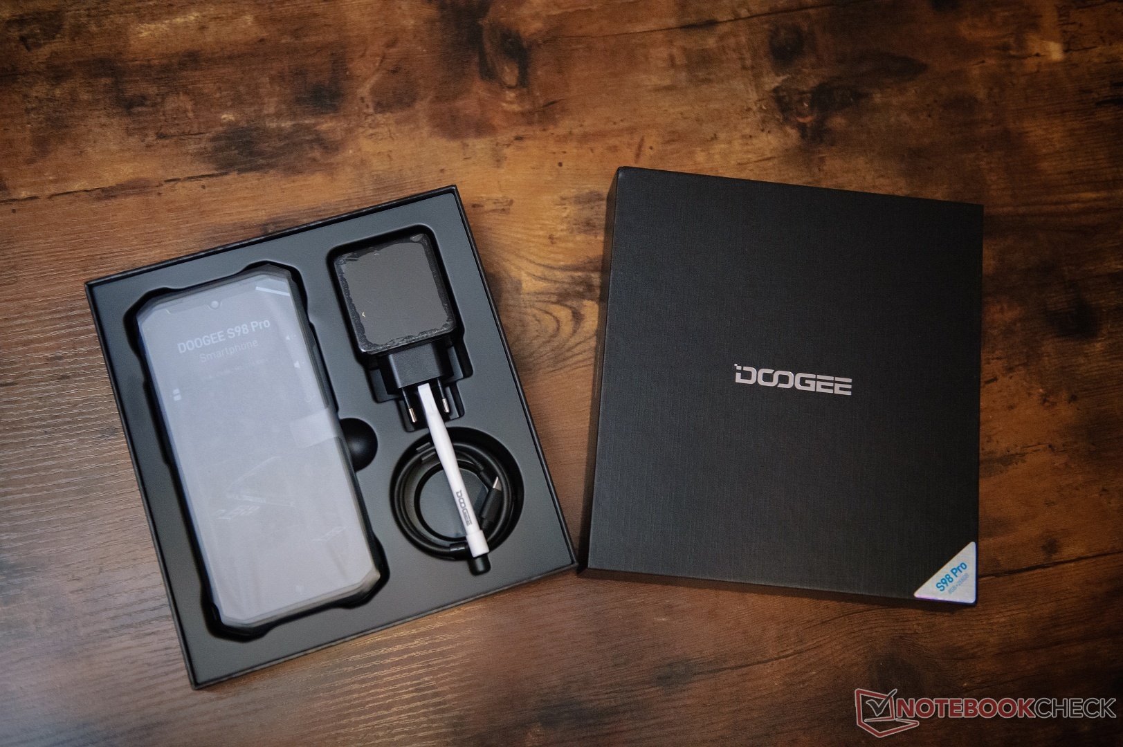Doogee S98 Pro上手。S98配备了热像仪，失去了副显示屏 - Notebookcheck