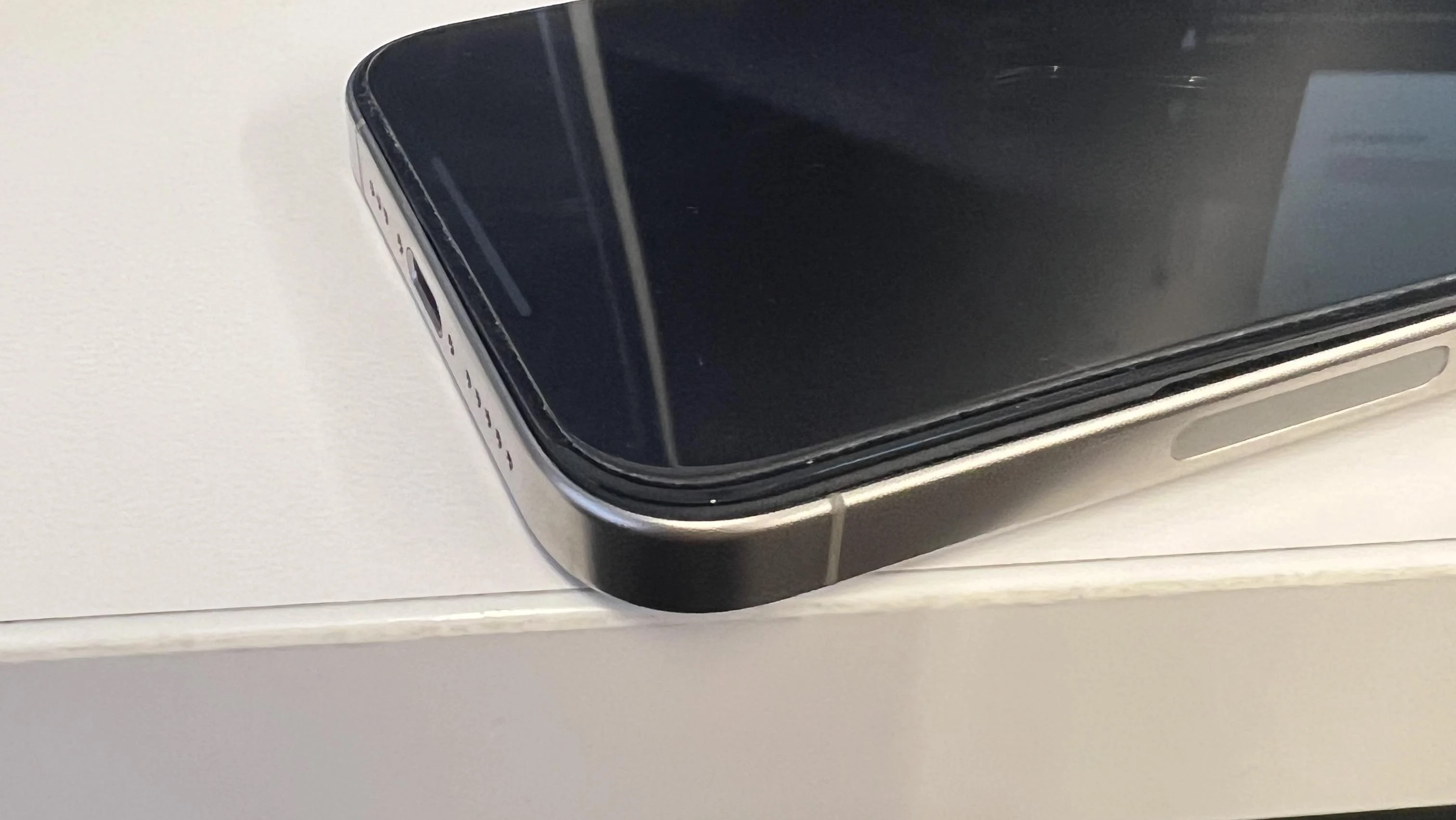 iPhone 15 Pro 电池膨胀的新说法加剧了制造质量问题- Notebookcheck-cn