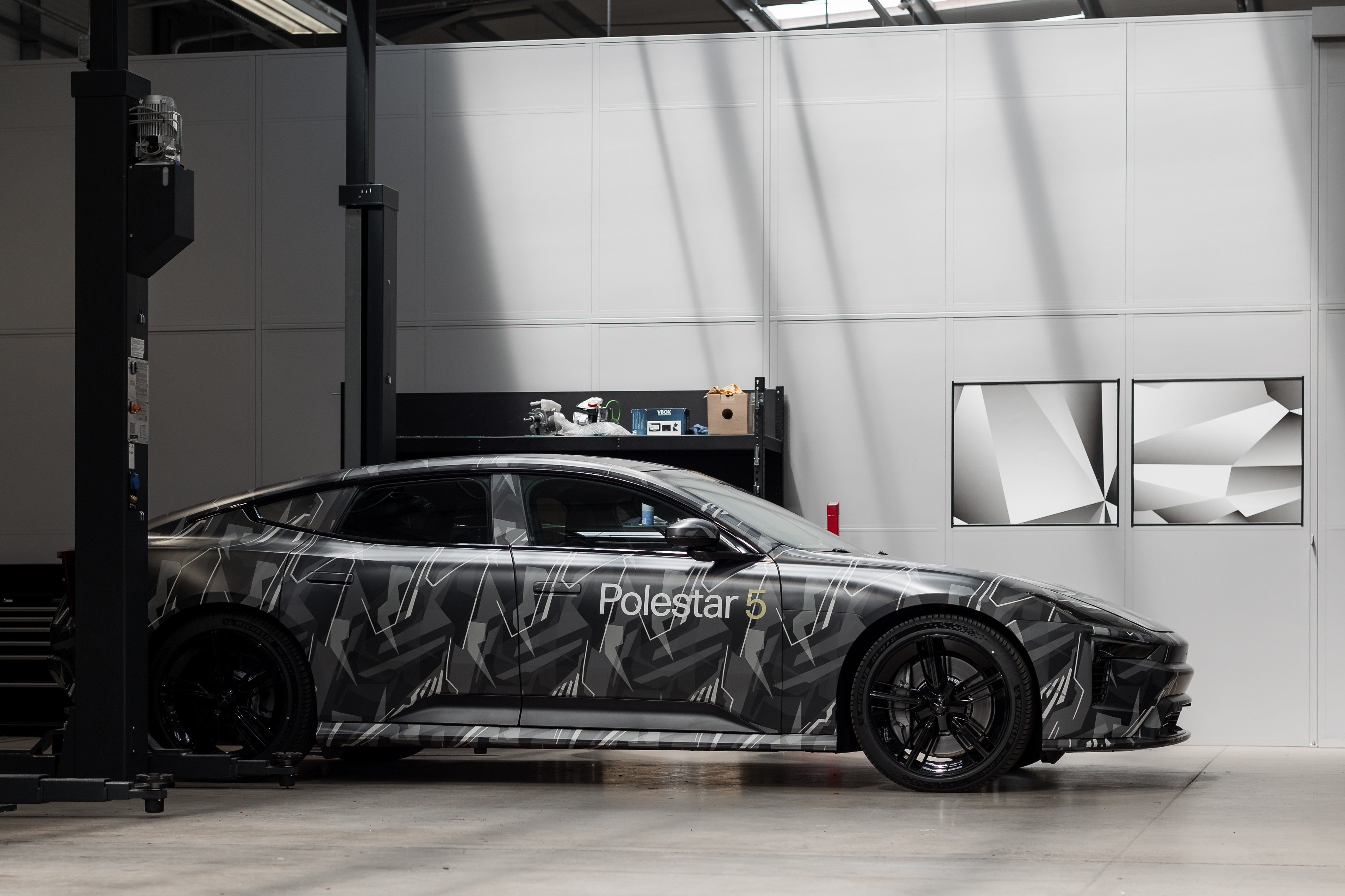 2025 Polestar 5 四门 GT 汽车由超长 SK On NMC 电池驱动的双电机提供 884 马力和 900 牛米动力 ...