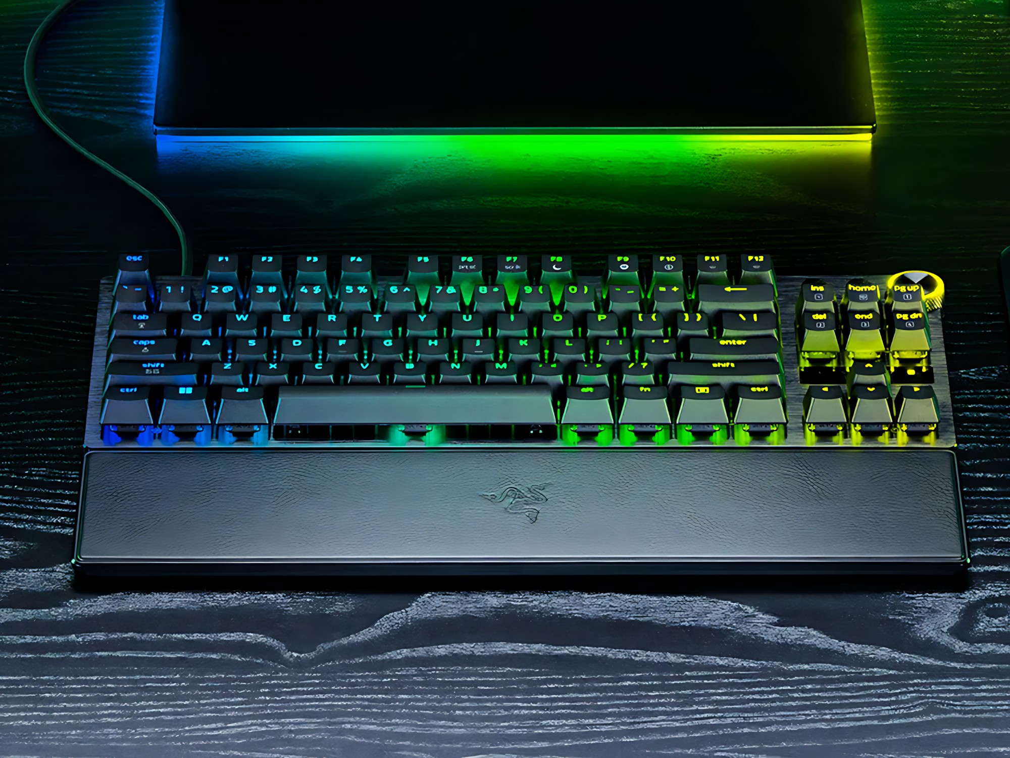 桌面上显示的 Razer Huntsman V3 Pro TKL 8KHz 游戏键盘(图片来源:Razer)