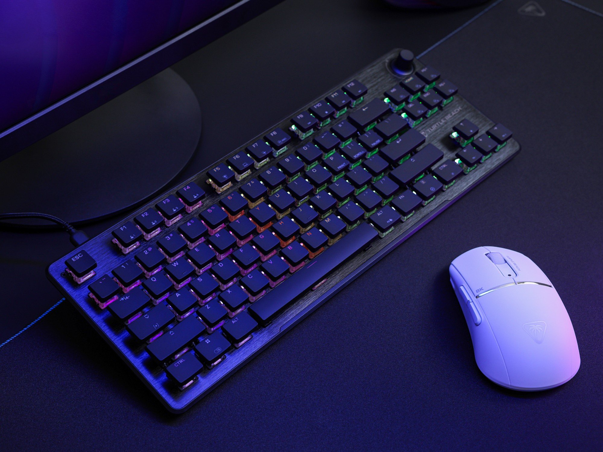 Turtle Beach Vulcan II TKL 游戏键盘与台式机上的鼠标相邻