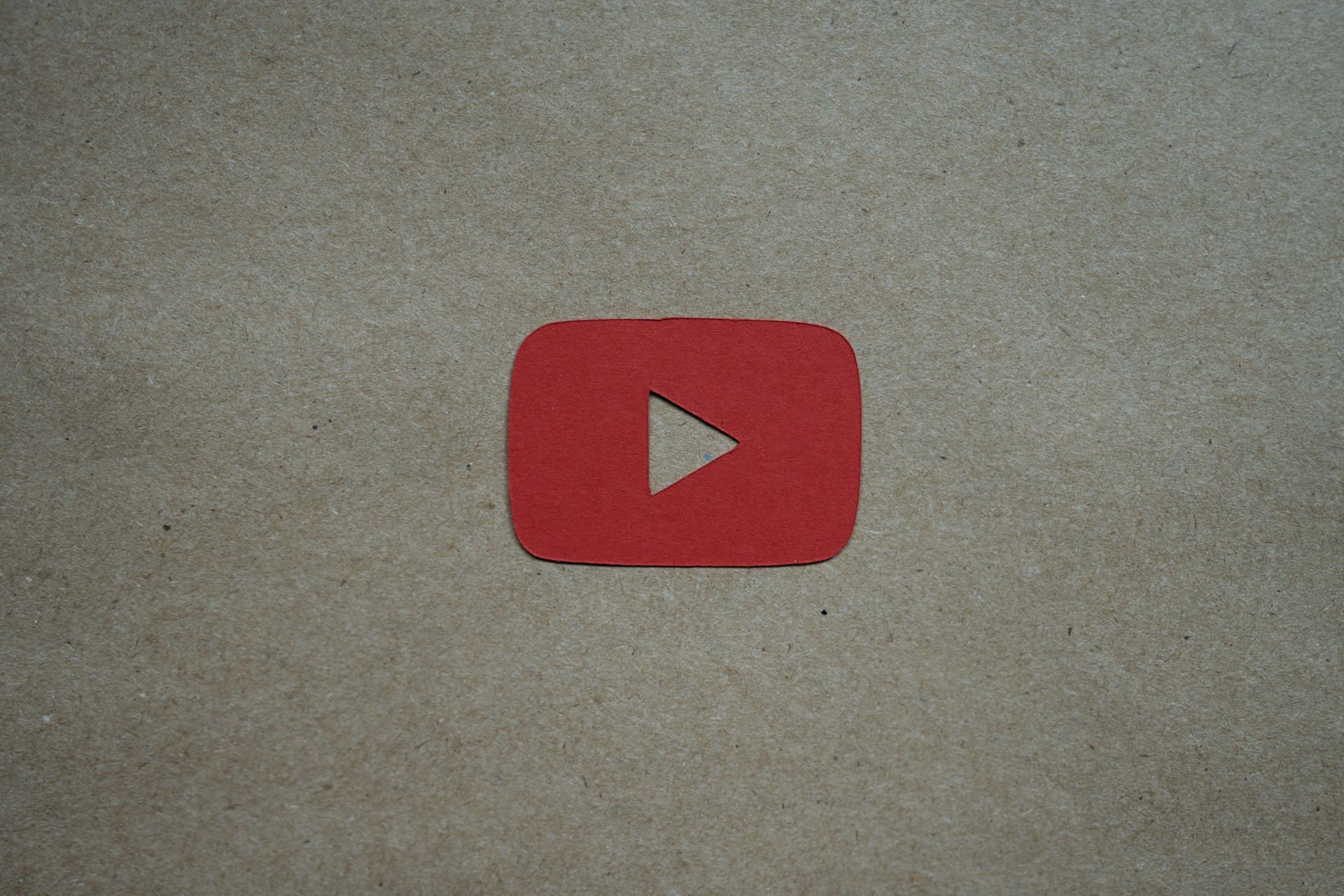 YouTube 徽标(图片来源:Kelly Sikkema, Unsplash)