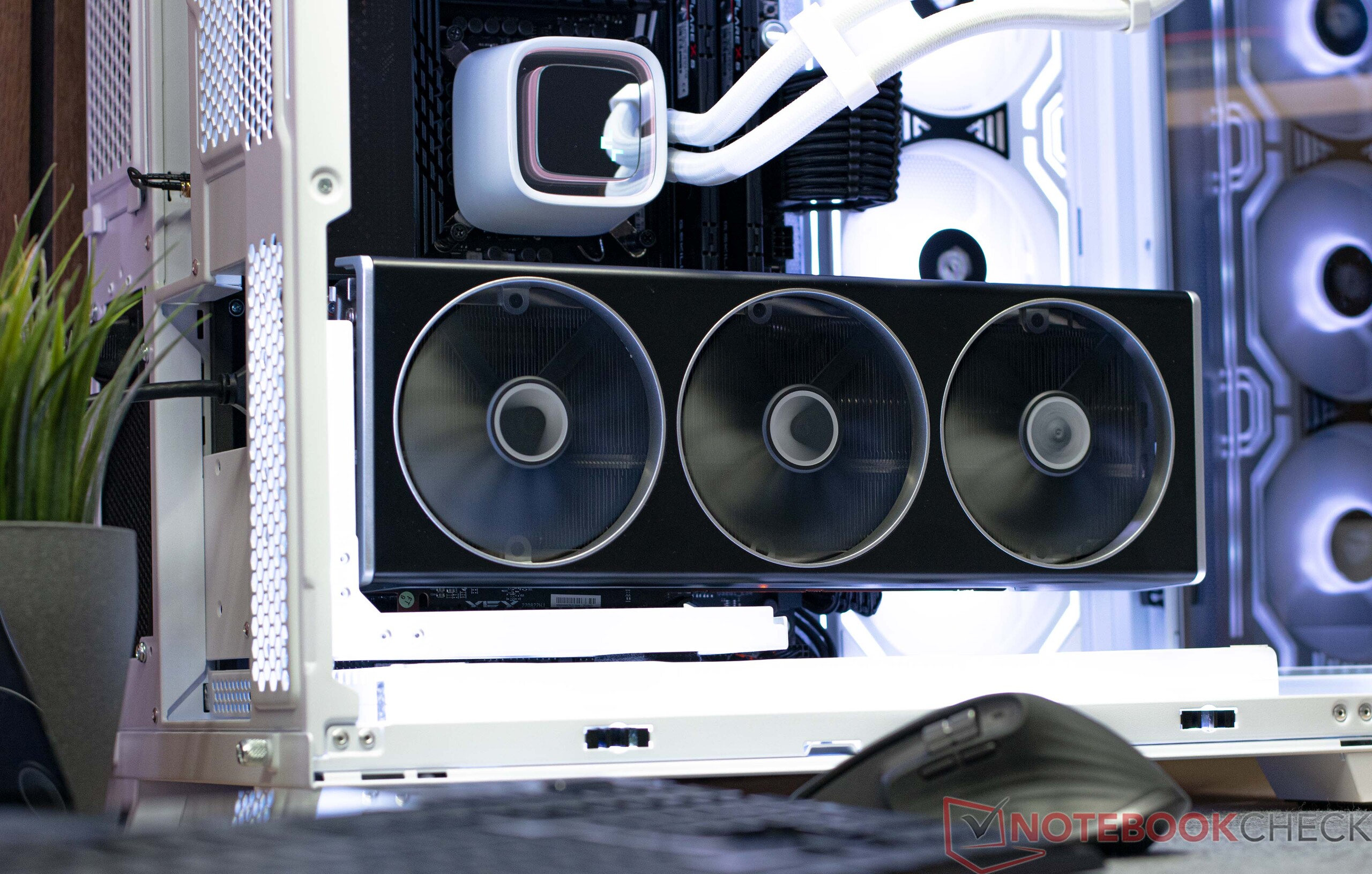 在FurMark 4K基准测试中，AMD RX 9070 XT与RX 7900 XTX不相上下--比RX