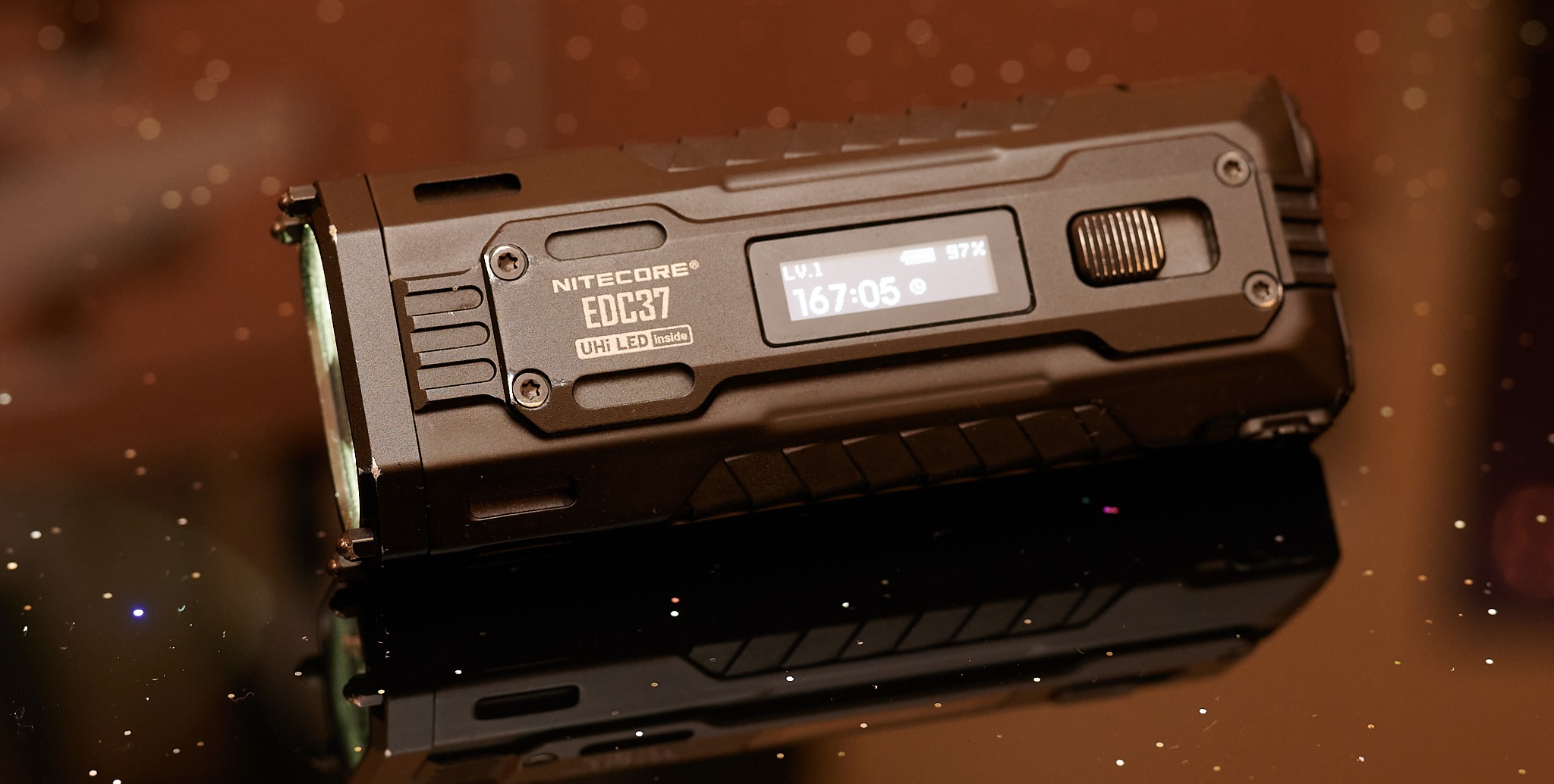 Nitecore EDC37 采用 OLED 屏幕(图片来源:Andreas Sebayang/Notebookcheck)