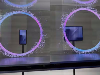 三星新款智能手机左侧折叠,右侧展开(图片来源:Chosun.com,Park Ji-min)