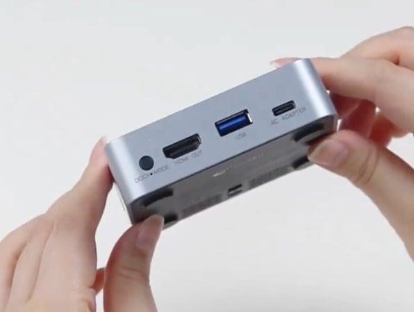 Gulikit 的新底座与前代产品一样,背面有三个接口。