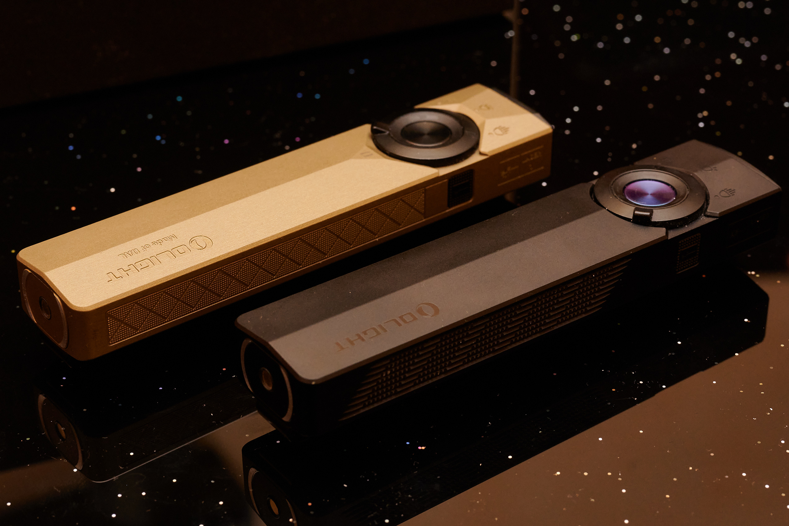 测试中的 Arkpro Ultra（上）和 Arkpro（下，黑色）。(图片来源：Andreas Sebayang/Notebookcheck.com)