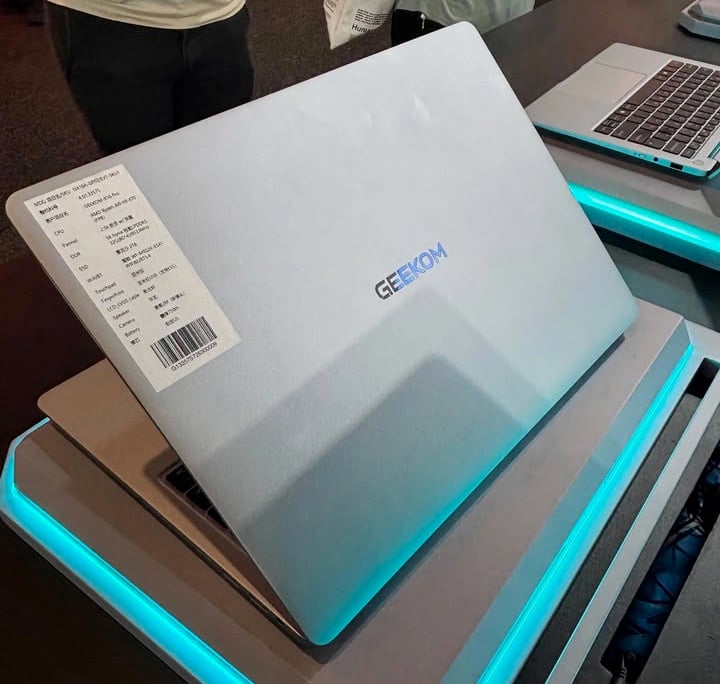 Geekom GeekBook X16 Pro 采用高端镁合金机身。