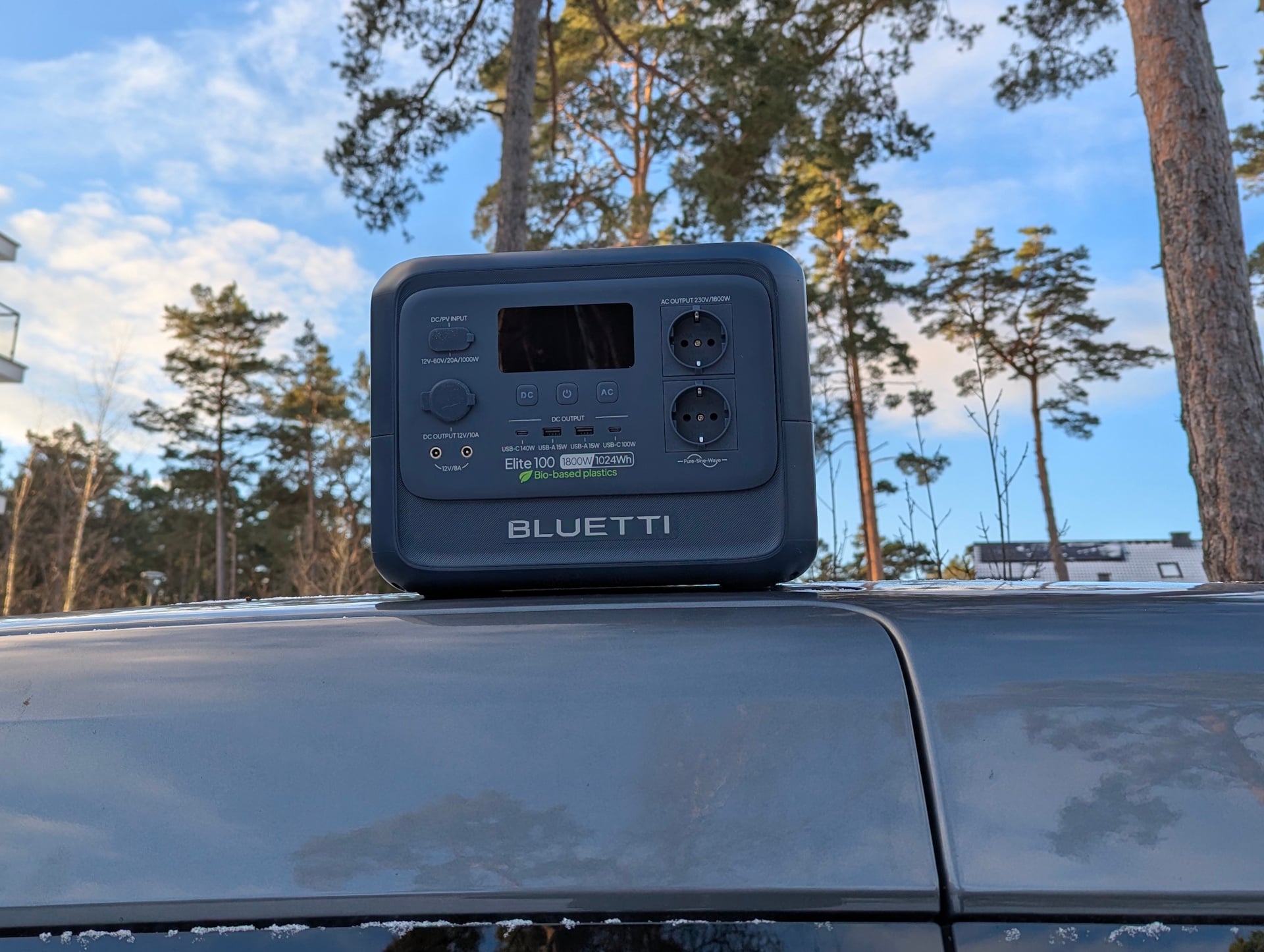 车顶上的 Bluetti Elite 100 V2 生物基,背景是松树