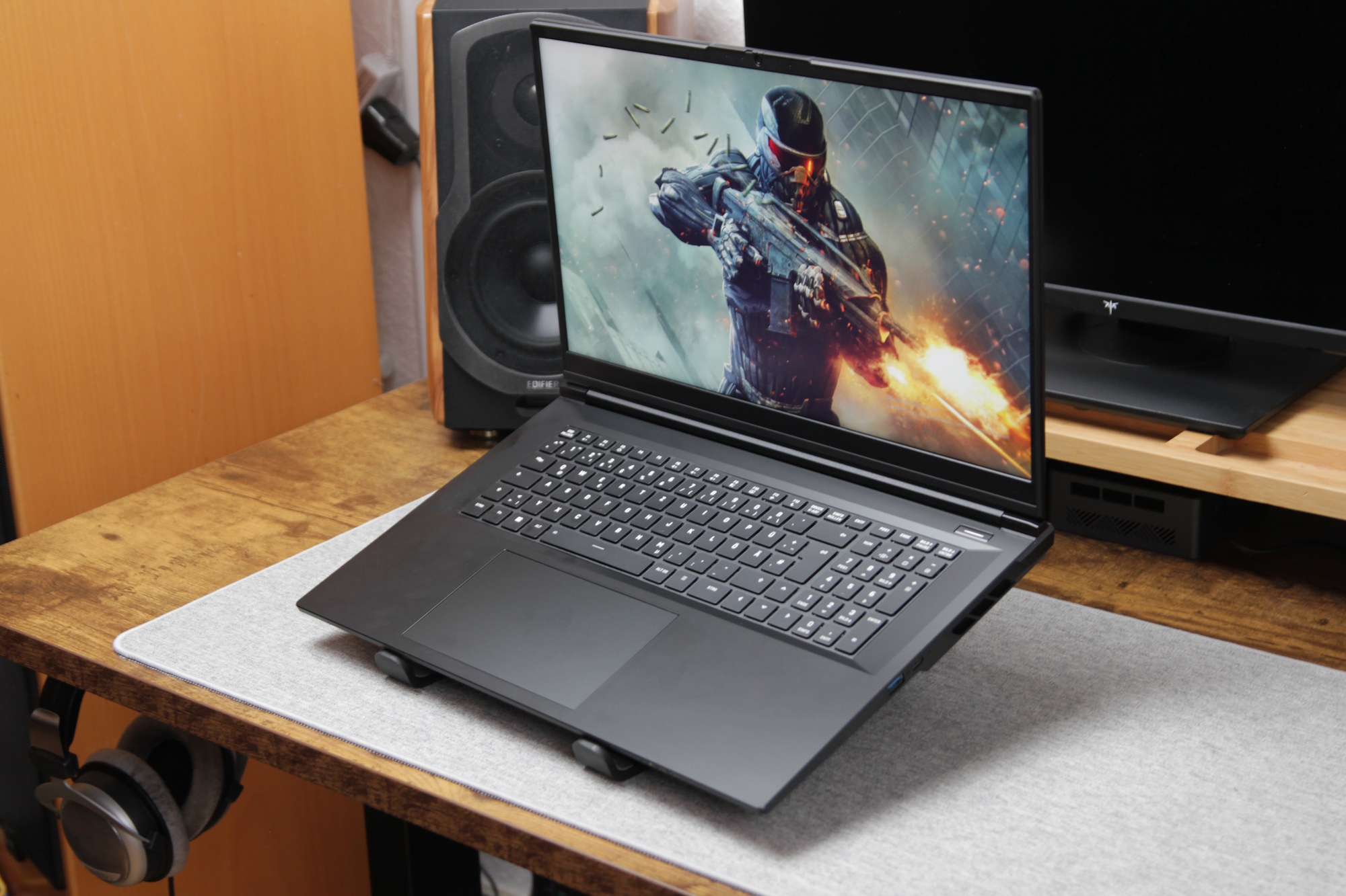 桌上的 XMG Apex 17 M25