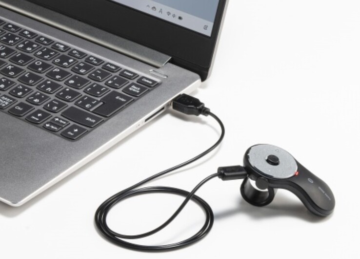 当连接到 USB-A 计算机端口或 USB 电源时，Sanwa Finger Mouse 可使用附带的充电线进行充电。(图片来源：Sanwa Supply）