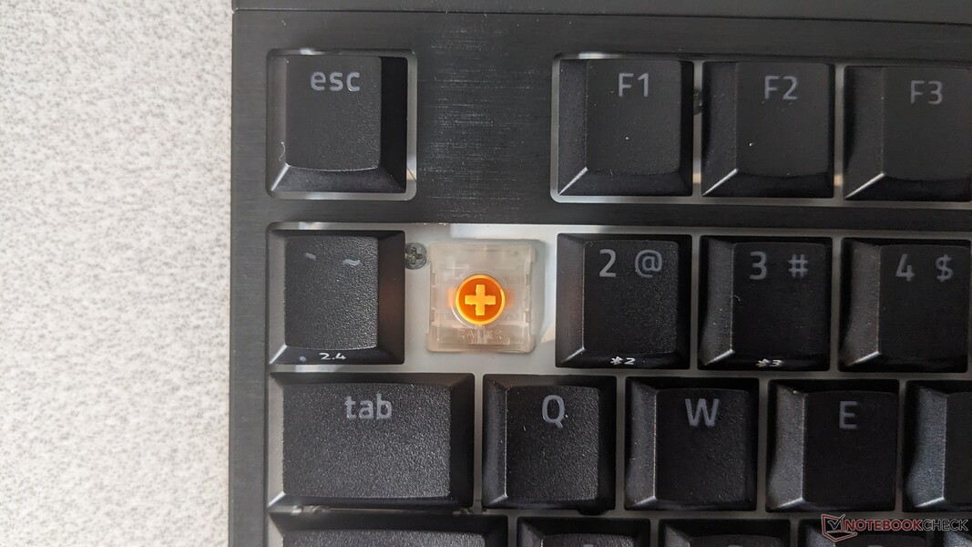 采用 BlackWidow V4 HyperSpeed TKL 的低调触感橙色开关