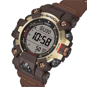 G-Shock Mudman GW-9500MH-5 的斜角视图，展示了其双层液晶显示屏以及浅黄色和棕色的配色方案。 
