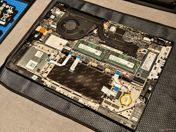 联想 ThinkPad T14 5 代：全新内部设计，两个内存插槽（图片来源：Notebookcheck）