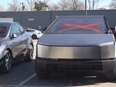 污损的特斯拉 Cybertruck。科罗拉多州警方逮捕了与多次袭击特斯拉商店有关的嫌疑人（图片来源：CBS Colorado）