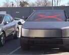 污损的特斯拉 Cybertruck。科罗拉多州警方逮捕了与多次袭击特斯拉商店有关的嫌疑人（图片来源：CBS Colorado）