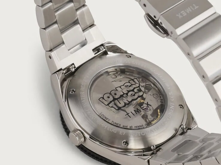 Timex Looney Tunes x M79 Automatic 的背面，展示其透明底盖；透过透明视窗可见自动机芯，周围饰有 Looney Tunes 品牌标识。