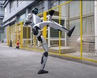 Unitree 公司的仿人机器人 G1 的真功夫动作给人留下深刻印象。(图片来源：YouTube / Unitree Robotics）