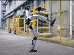 Unitree 公司的仿人机器人 G1 的真功夫动作给人留下深刻印象。(图片来源：YouTube / Unitree Robotics）