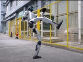 Unitree 公司的仿人机器人 G1 的真功夫动作给人留下深刻印象。(图片来源：YouTube / Unitree Robotics）