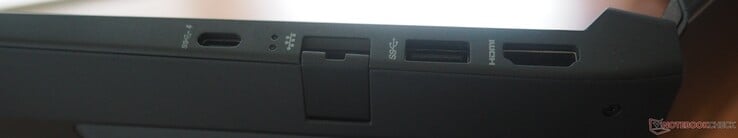 右侧USB-C 3.0（DP 1.4 + PD），RJ45 LAN，USB-A 3.0，HDMI 2.1