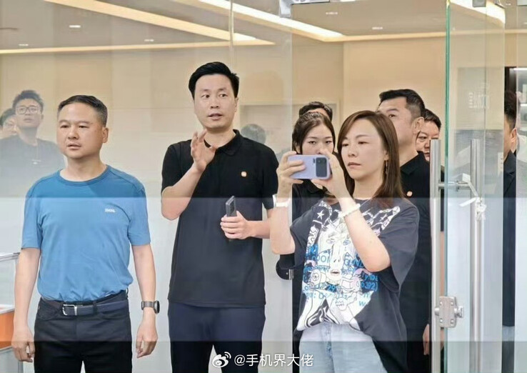 这张谍照显然显示了小米 16 Pro Max 及其背面的第二块显示屏