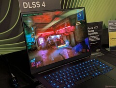 Razer Blade 16 在 GDC 2025 上运行《赛博朋克 2077》，并激活了 DLSS 4（图片来源：Notebookcheck）