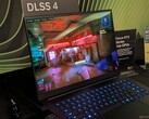 Razer Blade 16 在 GDC 2025 上运行《赛博朋克 2077》，并激活了 DLSS 4（图片来源：Notebookcheck）