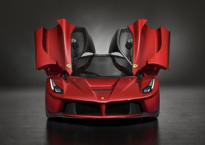2013 年的 LaFerrari 是法拉利首次涉足电动马达领域，不过采用的是类似 F1 的 KERS 系统，而非传统的电动汽车。(来源：法拉利）