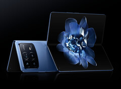 MIX Fold 4 是目前最薄、最轻的可折叠手机之一。(图片来源：小米）