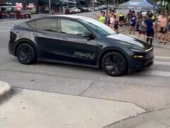 奥斯汀街头的无人驾驶特斯拉机器人出租车。(图片来源：TerrapinTerpene/X）