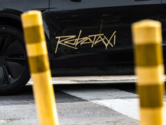 新款 Model Y 上的特斯拉 Robotaxi 共享平台标志（图片来源：@Artsimage/X）