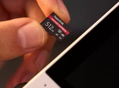 一张 512 GB 的闪迪 SD 卡（图片来源：SanDIsk）