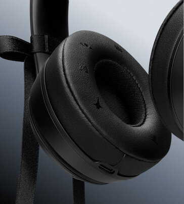 点缀的耳垫上有珍妮（Jennie）风格的符号。