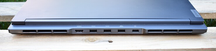 背面：HDMI，3x USB-A，细尖电源接口