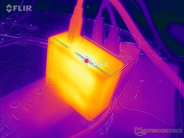 长时间游戏时，AC适配器的温度可高达47℃。