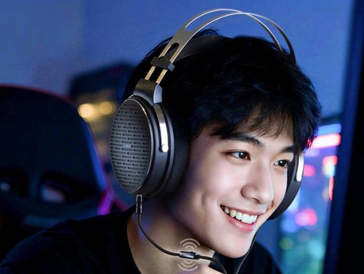 Fiio JadeAudio JT3 开放式耳机使用带线控麦克风的可拆卸线缆。(图片来源：Fiio）