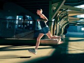 Garmin 的 CIRQA 与智能手表配合使用时，可提供更强的锻炼跟踪功能