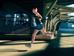 Garmin 的 CIRQA 与智能手表配合使用时,可提供更强的锻炼跟踪功能