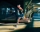Garmin 的 CIRQA 与智能手表配合使用时，可提供更强的锻炼跟踪功能