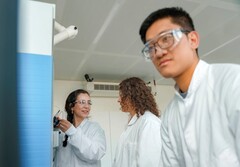 工作中的 Genmab 员工(图片来源:Genmab)